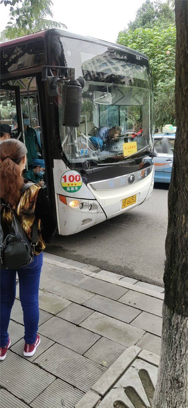 行車途中突感身體不適意識模糊綿陽公交駕駛員強撐停車保乘客安全