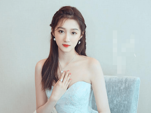 父母成就关晓彤的明星之路亲姐姐卖拉面待遇差别为何如此之大