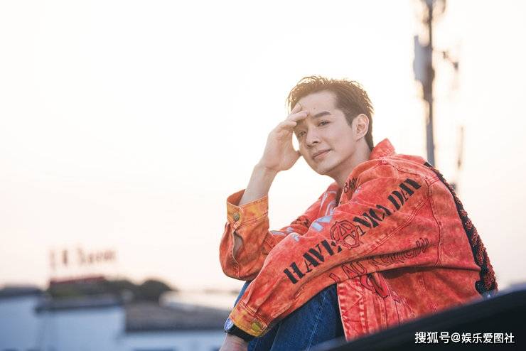 刘智扬初秋写真大片,遛狗、大长腿吸睛十足-搜狐大视野-搜狐新闻