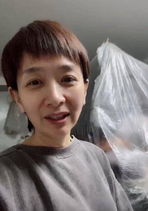 视频中,王芳身穿灰色的居家服饰,全素颜出镜,眼袋明显脸色有些苍白