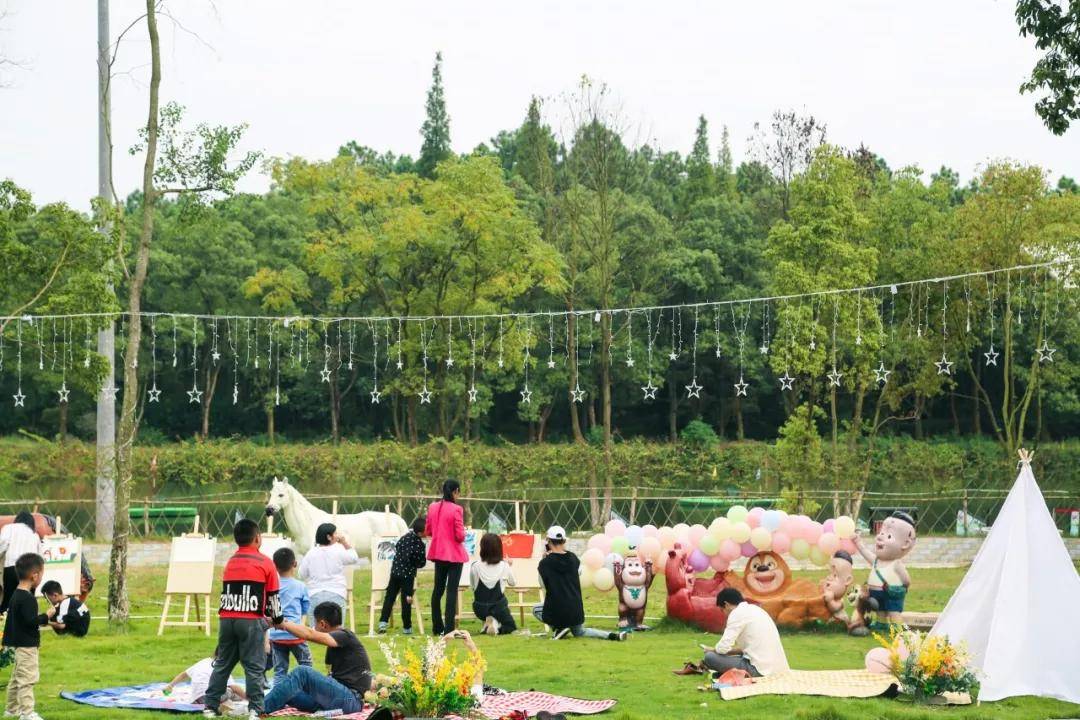 正是初秋百峰岭"城市失联"草地音乐节就在这个假期满足你关于美好的