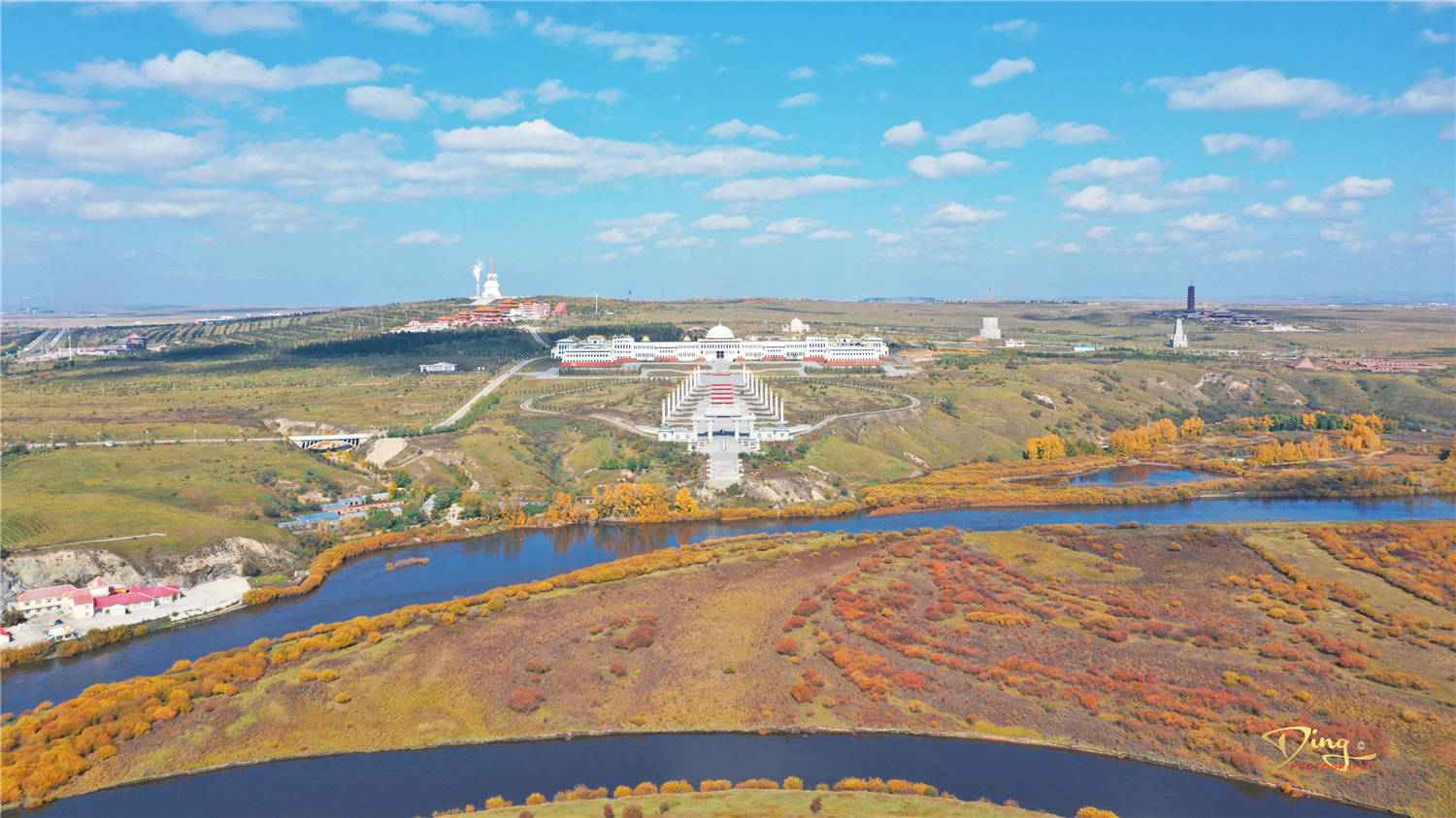 呼伦贝尔海拉尔蜿蜒的山路,宛如一条玉带,盘绕在两河圣山之上