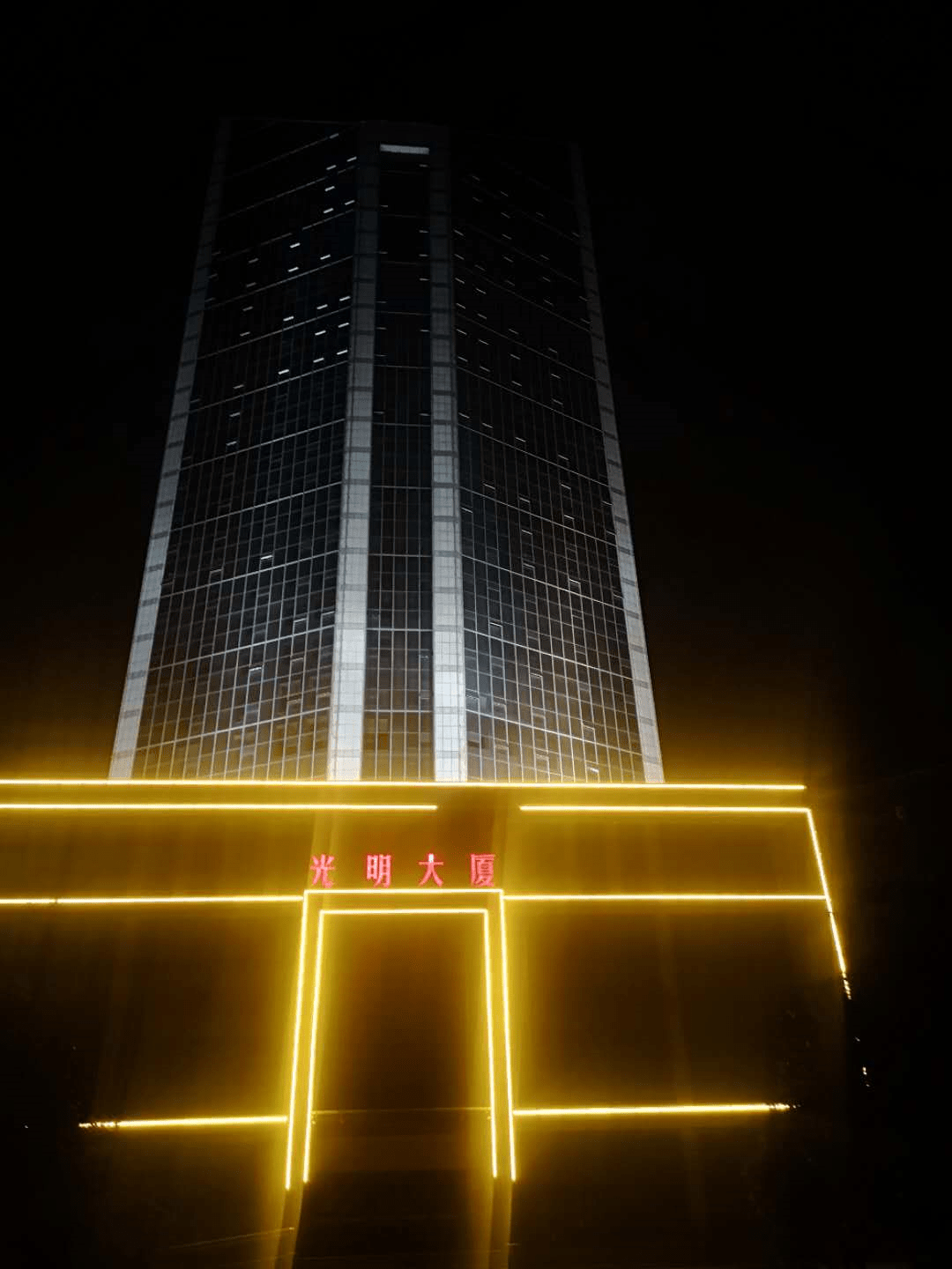 鹤壁动态:汽车用上淋雨冲身?光明大厦不光明?他们假期更忙碌