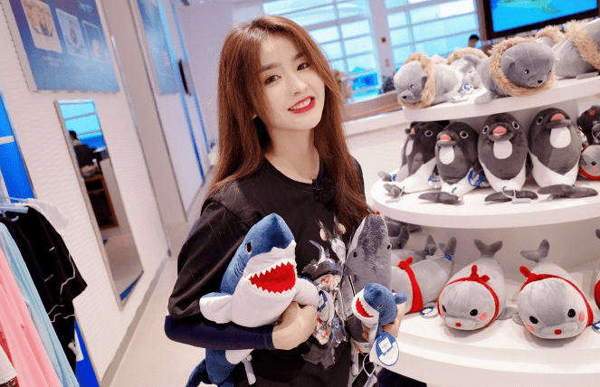 又一综艺节目翻车吴宣仪金子涵带妆亲吻海豚被鲸类保护联盟点名批评