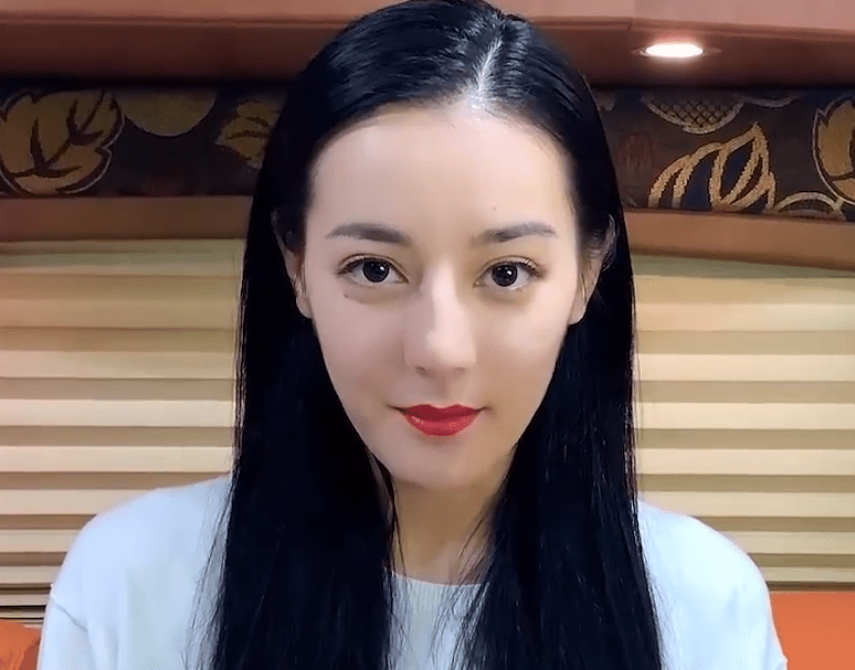 迪丽热巴光盘宣传视频被传开,我却留意她的发际线,没看错吧?