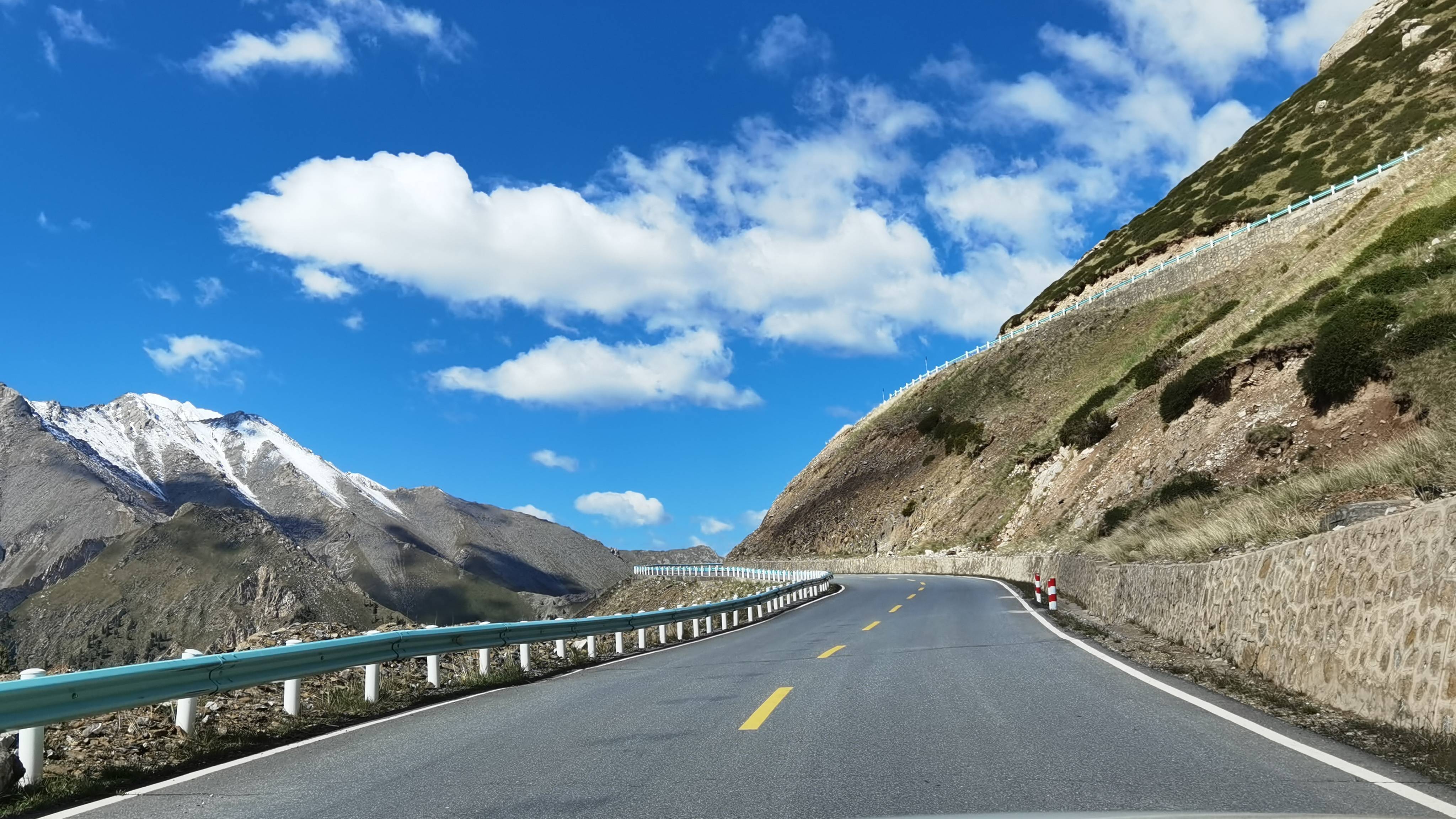 穿行在独库公路南段湖泊雪山草原山谷一路风光无限