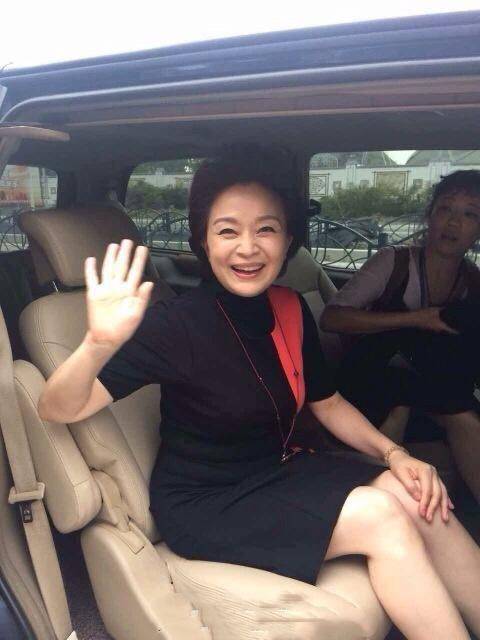 原创刘莉莉越老越有气质,红衣配黑围巾优雅大气,脖子挂老花镜也时髦