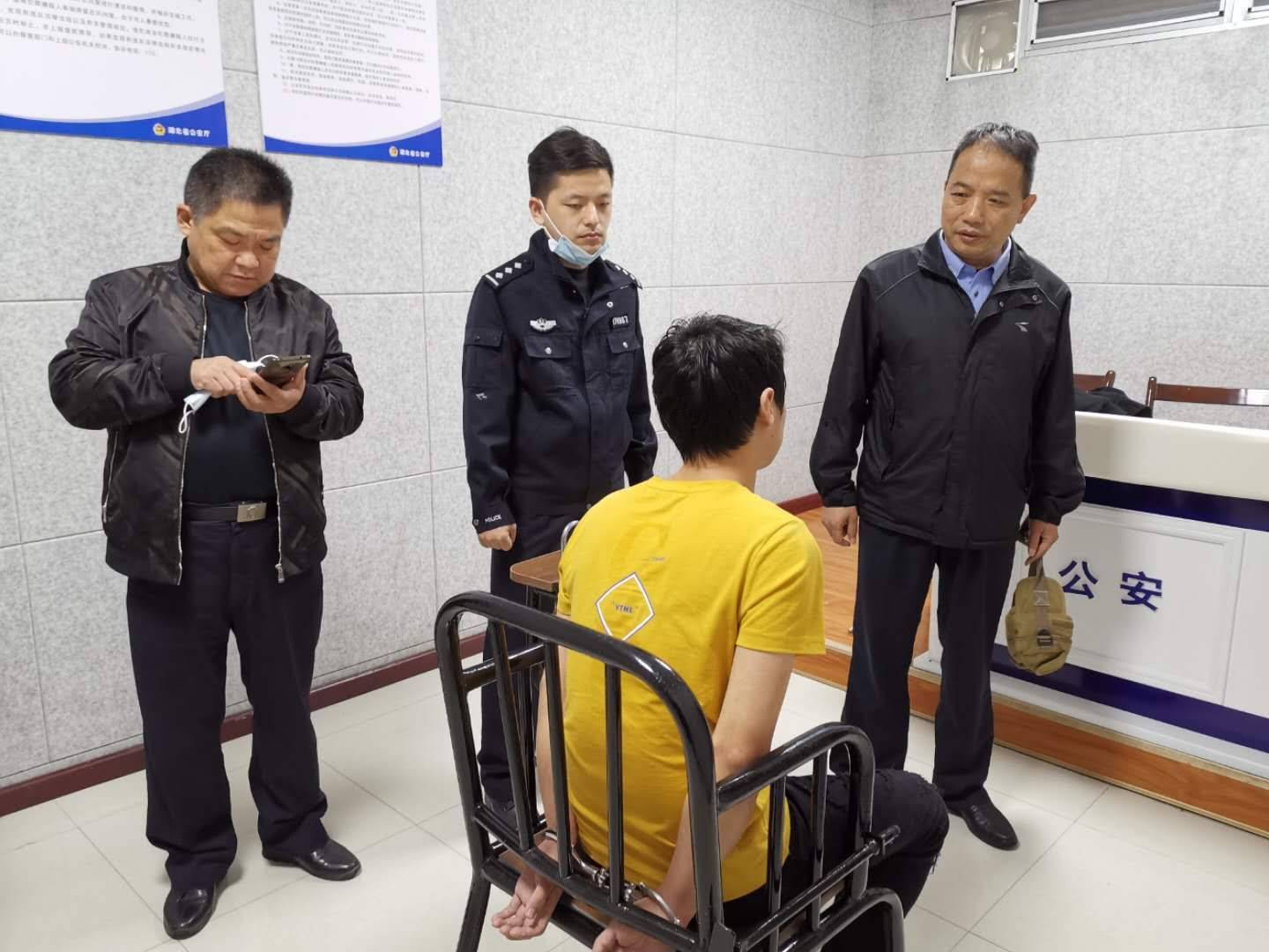 经过审讯,王某对持刀抢劫一案供认不讳.