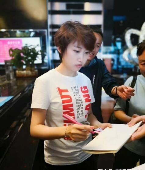 原创世界冠军郭跃近况首次穿裙子出席活动显女人味十足31岁仍单身