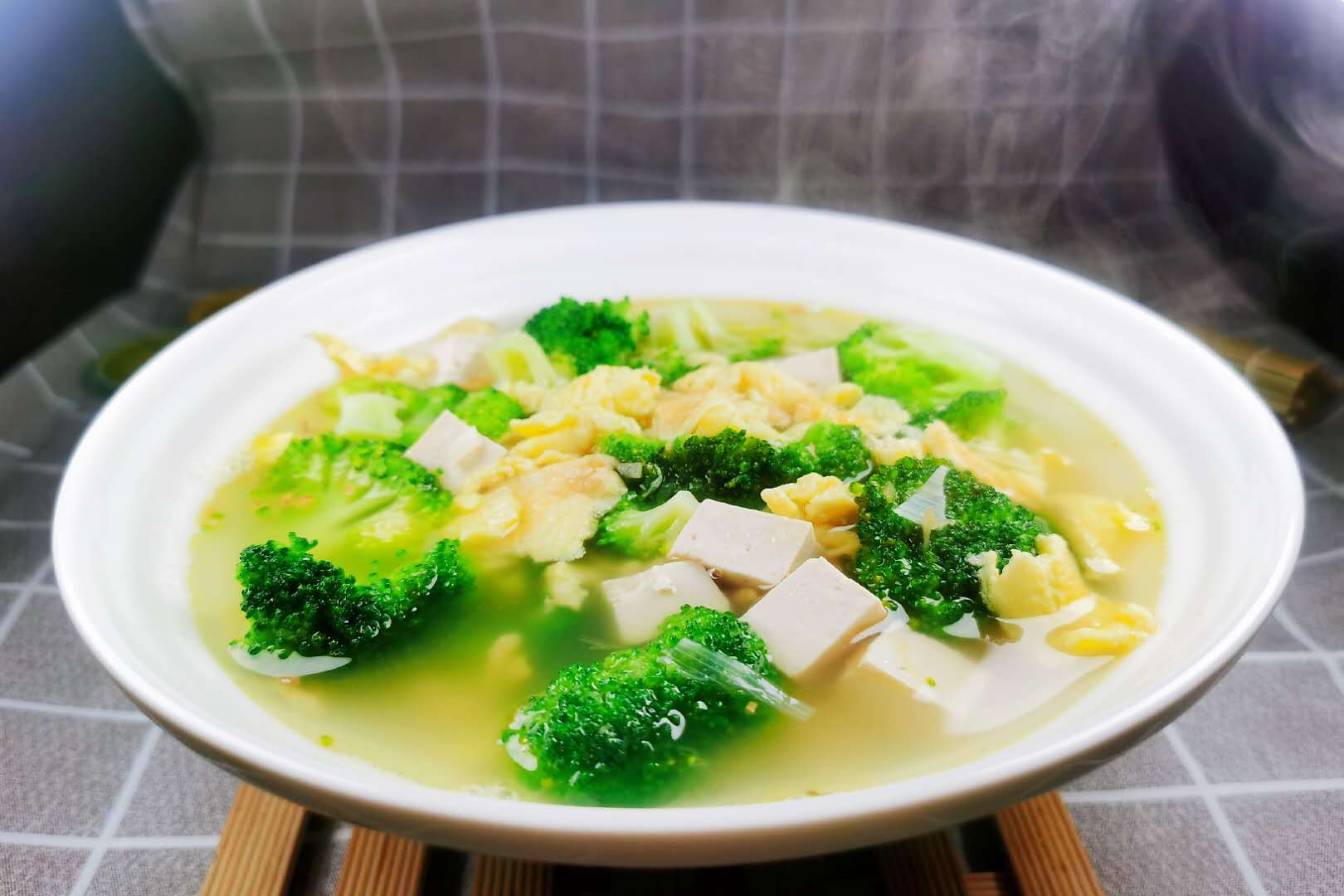 寒露前后,就馋这道汤,我家三天两头做一次,清淡可口,好喝不贵_西兰花