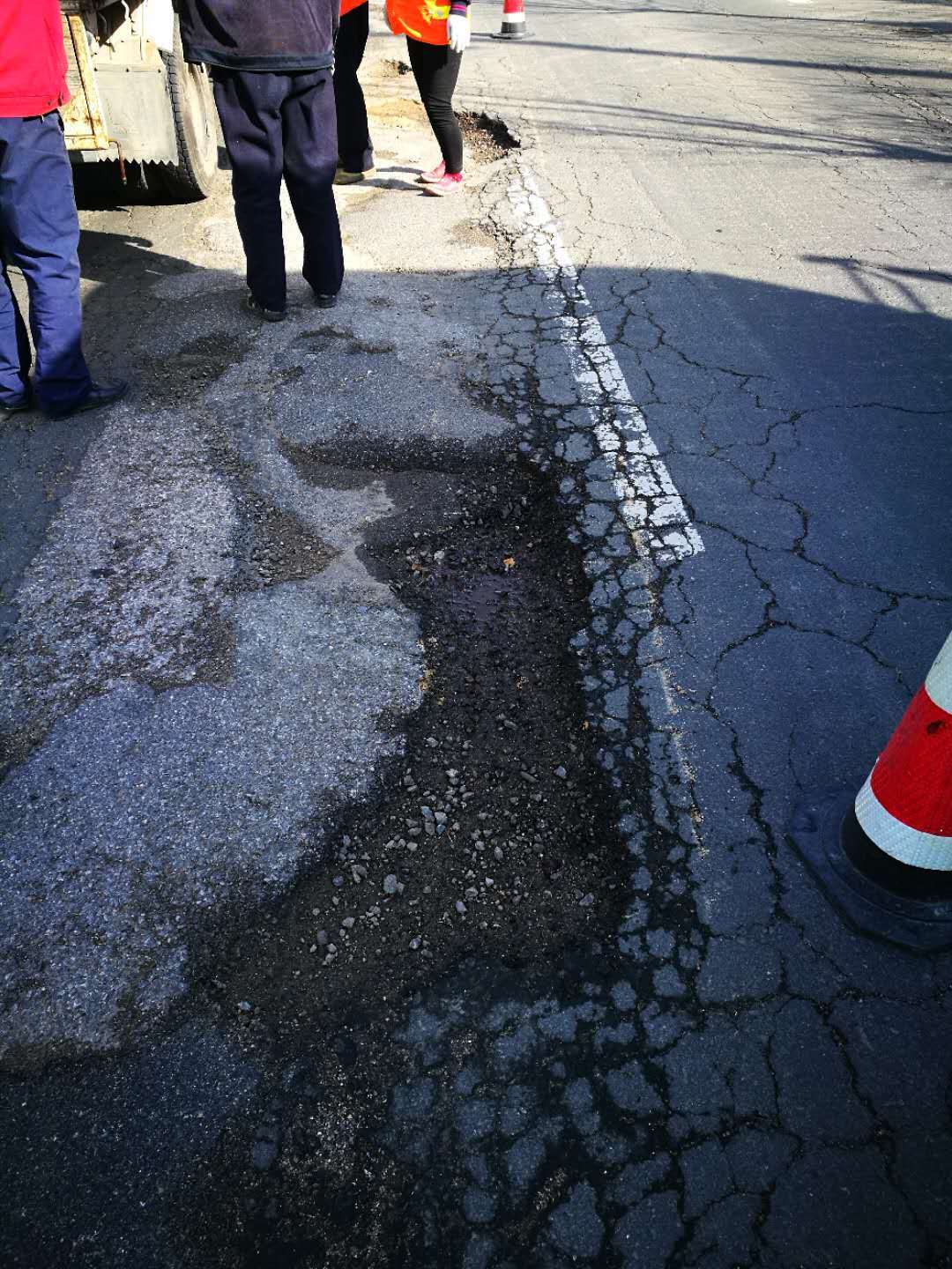 路面坑槽连坑数车,如何快速解决道路坑洼问题,路养思路要转变