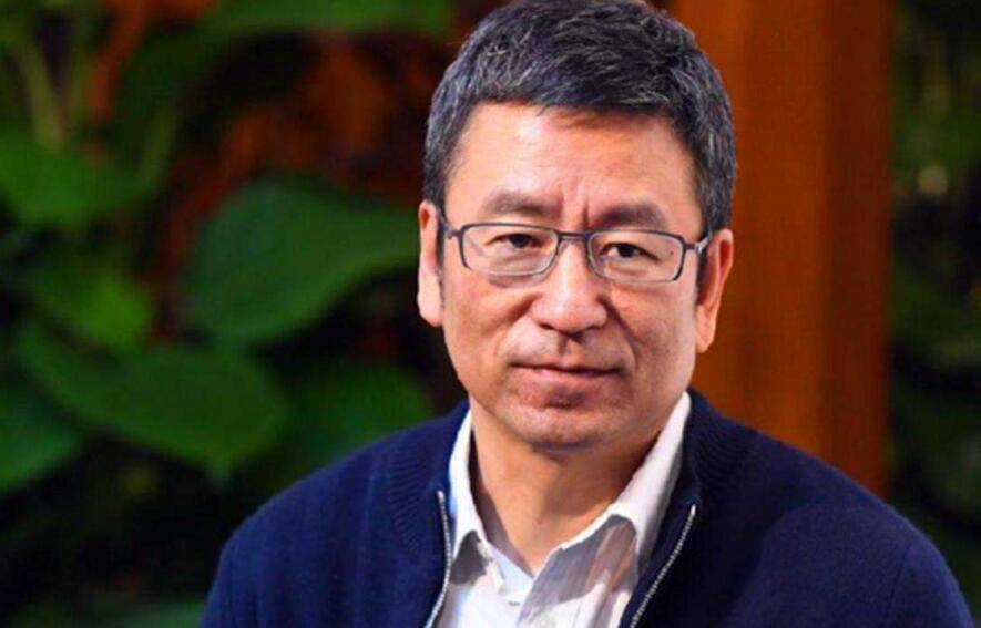 央视主持人白岩松擅长写书法汉字行云流水让人称赞
