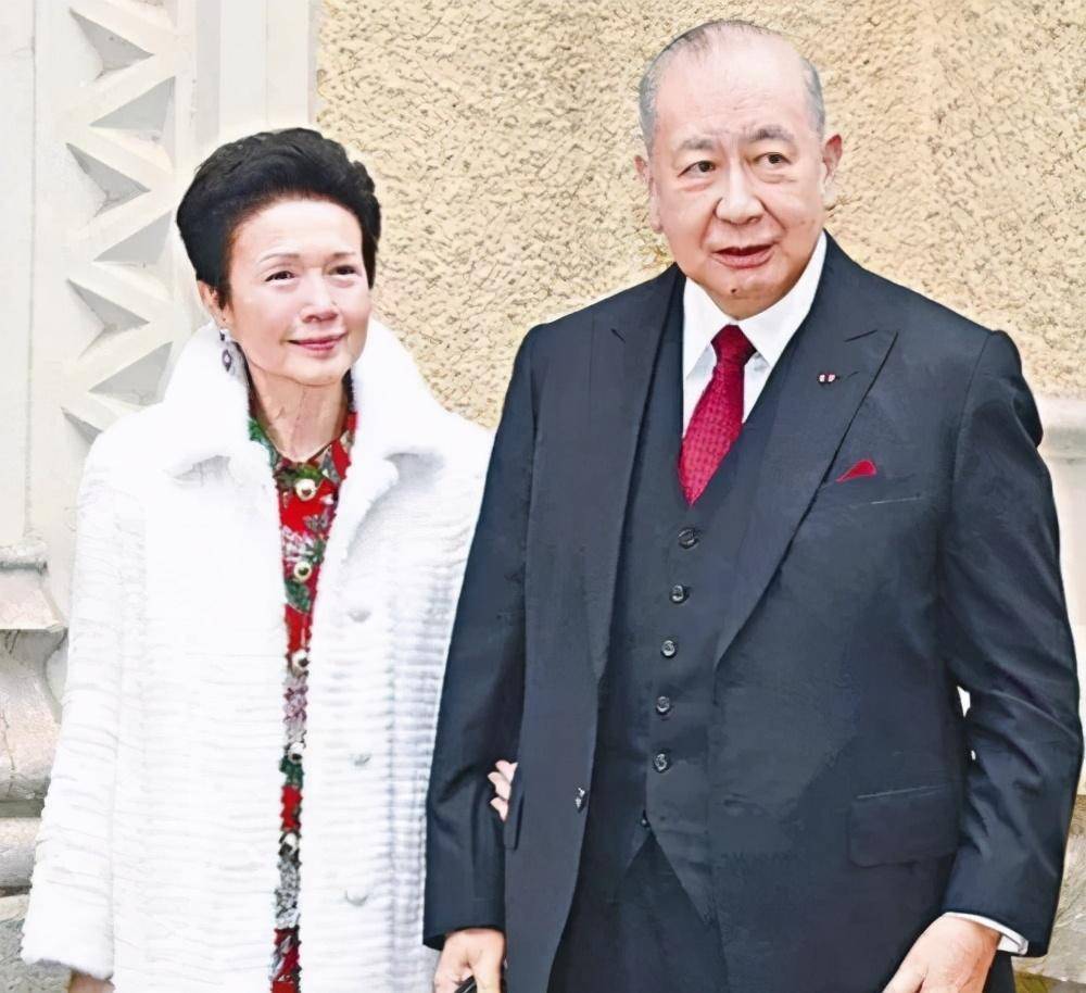 妻子都是猛人,姐姐妹妹全是叫得出名字的贵妇,围绕在潘迪生身上的故事