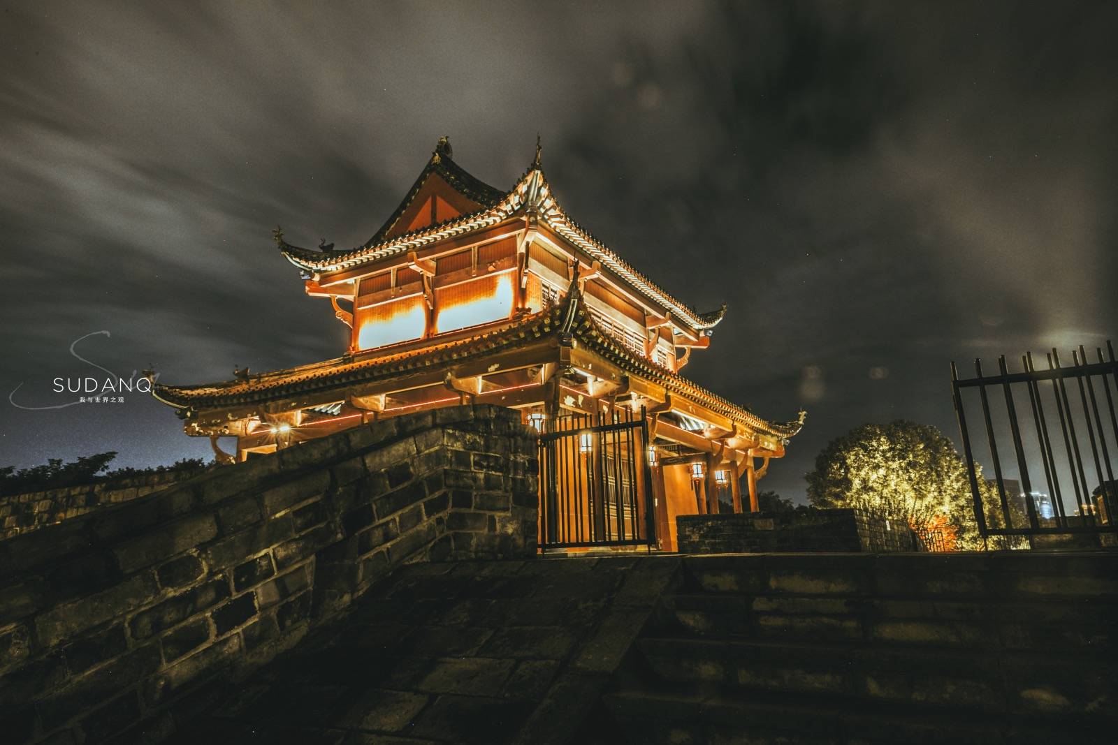 夜游起义门打卡千年武昌最后一座古城门现代与古典完美交融