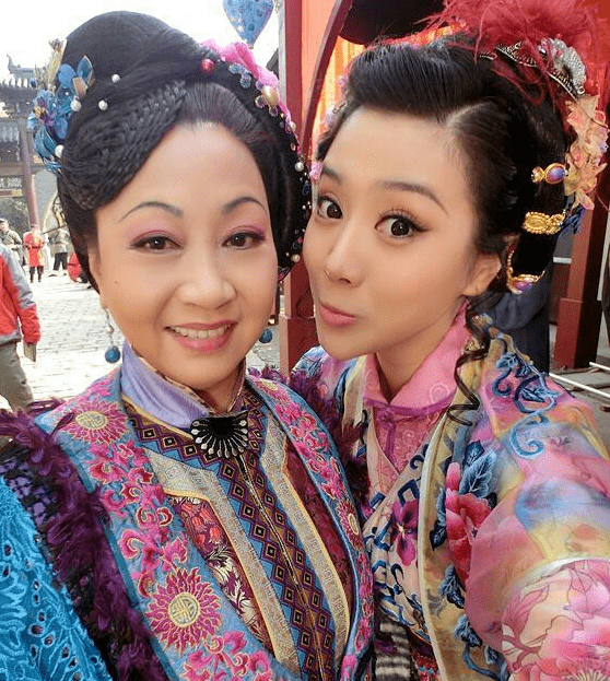 她息影18载,成龙洪金宝礼让三分,周星驰再三请出山,今红得发紫_元秋