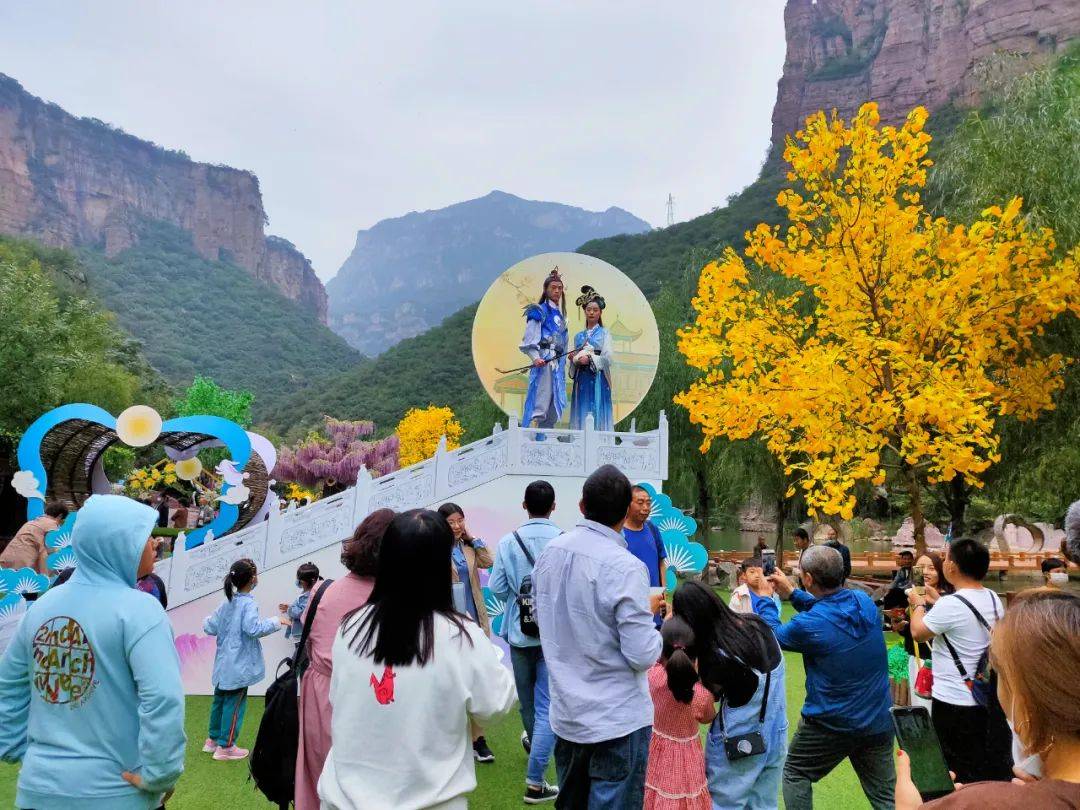 嫦娥后羿相約寶泉,現場分發廣寒宮月餅