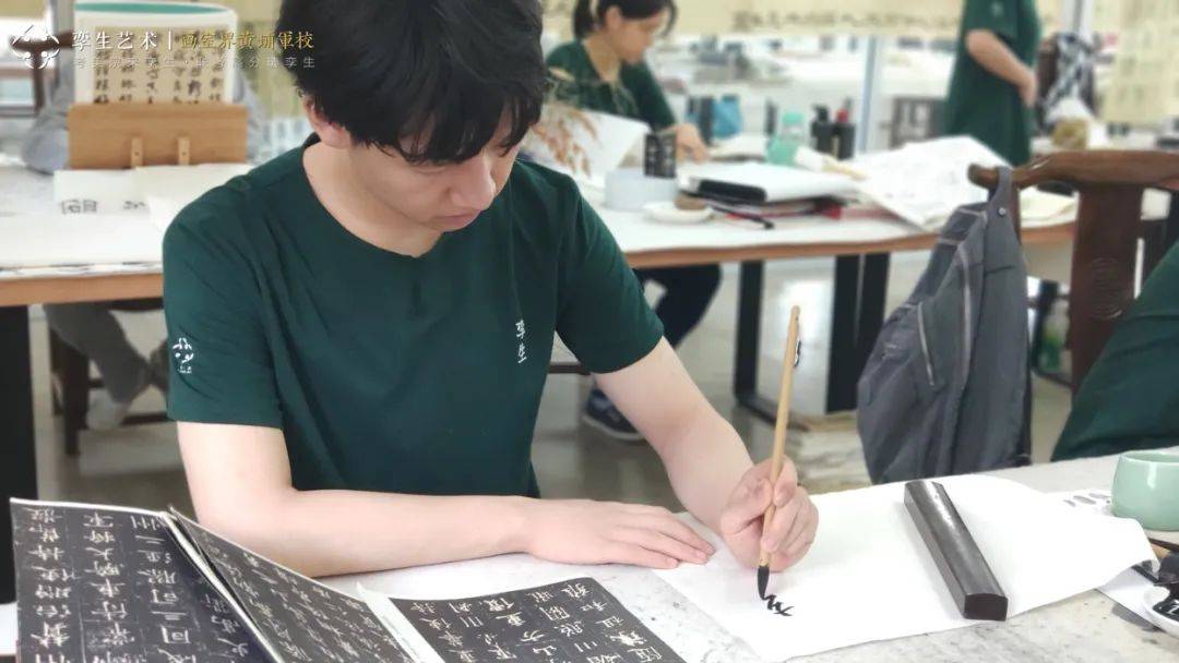 一米八几的帅哥,左手书法勇夺美院状元及探花!