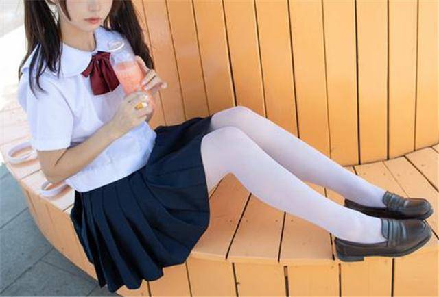 为啥宅男都喜欢娇小的冯提莫,在她换上00后萝莉裙后,我明白了