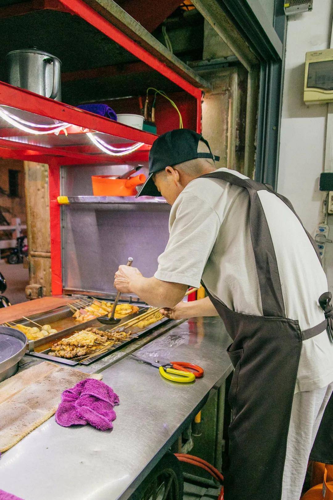 这碗摆摊24年的重庆麻辣烫小推车推到哪泉州人就追到哪