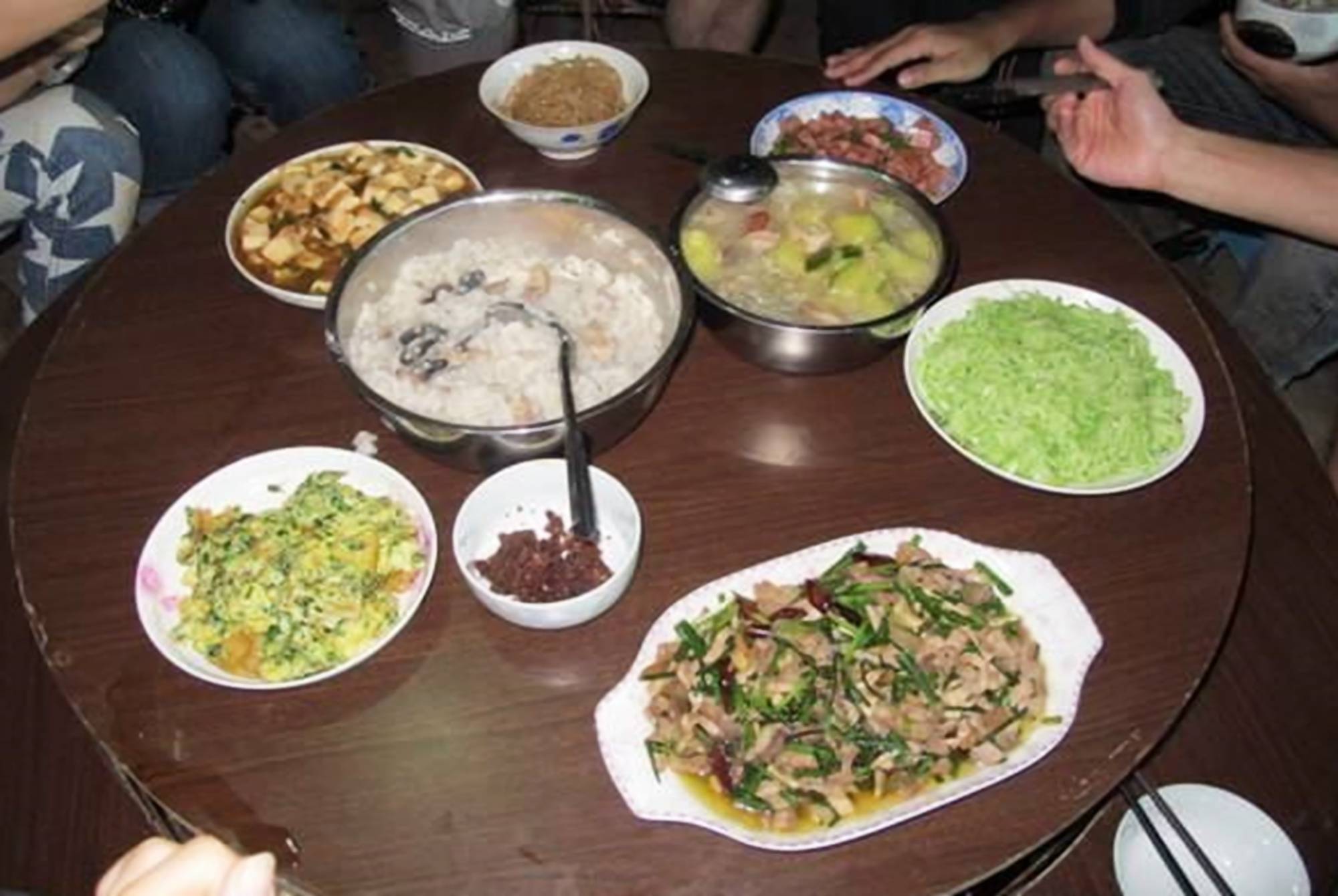 "我喂完孩子再吃饭",看到桌子上的残羹冷饭,宝妈"拌泪"下咽