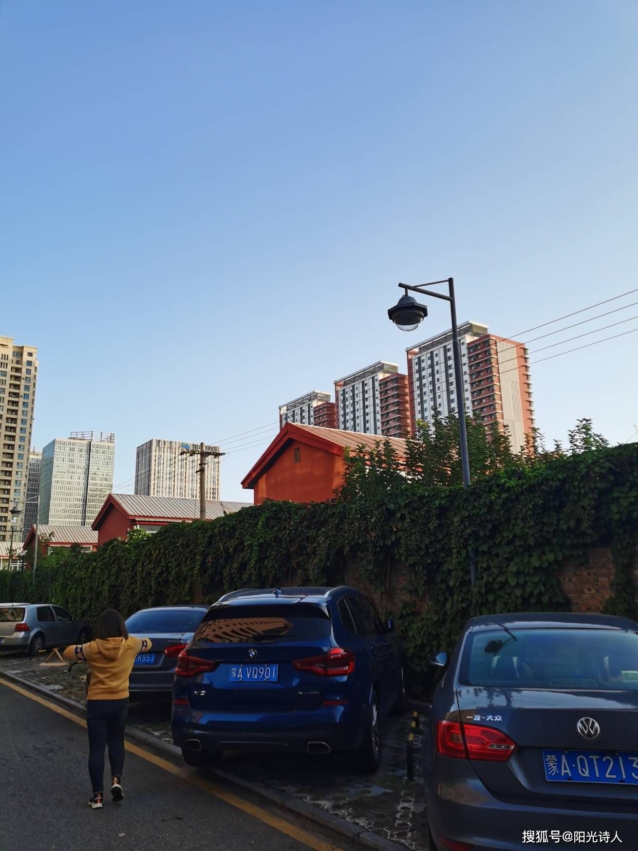 一对高悬的红灯笼在大门高处的铁索上亮
