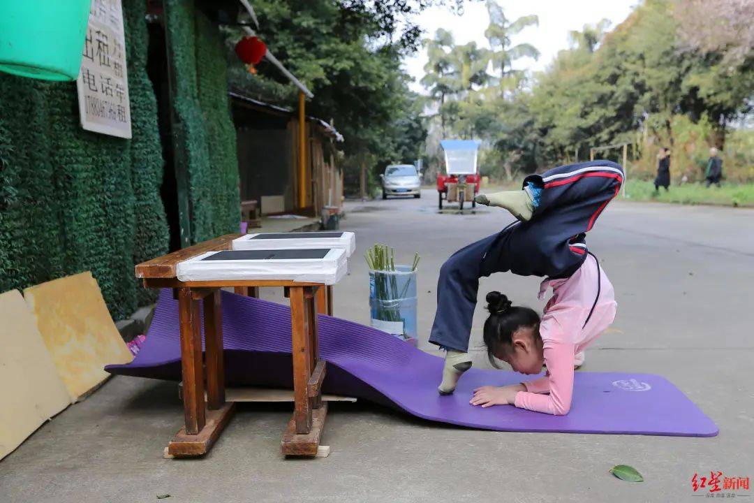 舊板房裡自學柔術,8歲成都女孩打破世界紀錄,但父親卻很發愁