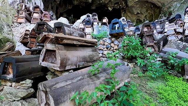 原创贵州一山洞堆满棺材入殓由鬼师操办拒收死得不干净者