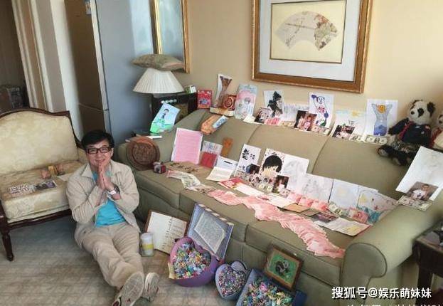 参观功夫巨星成龙的家没有一点明星架子客厅放满了粉丝礼物