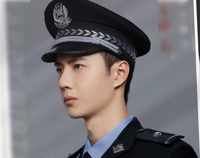 王一博穿警服亮相活动,当他和钱枫站一起合影,两人头围认真的?