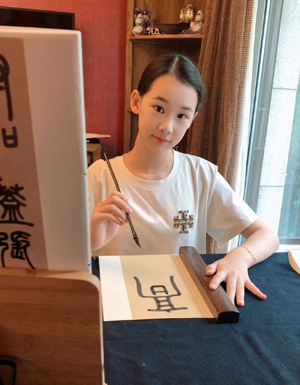 原创赵文卓大女儿长大了,穿公主袖白衬衫甜美清新,五官神似妈妈