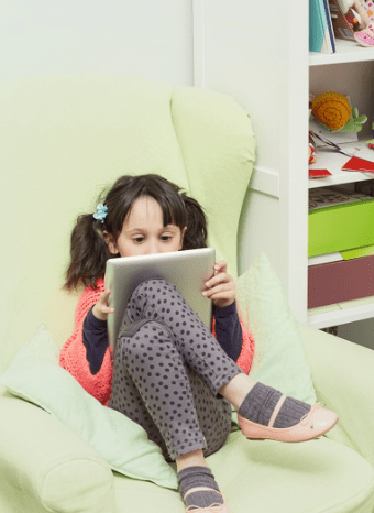 最有范儿宝宝走红,全程"跷二郎腿"听课,气质拿捏的非常到位_孩子