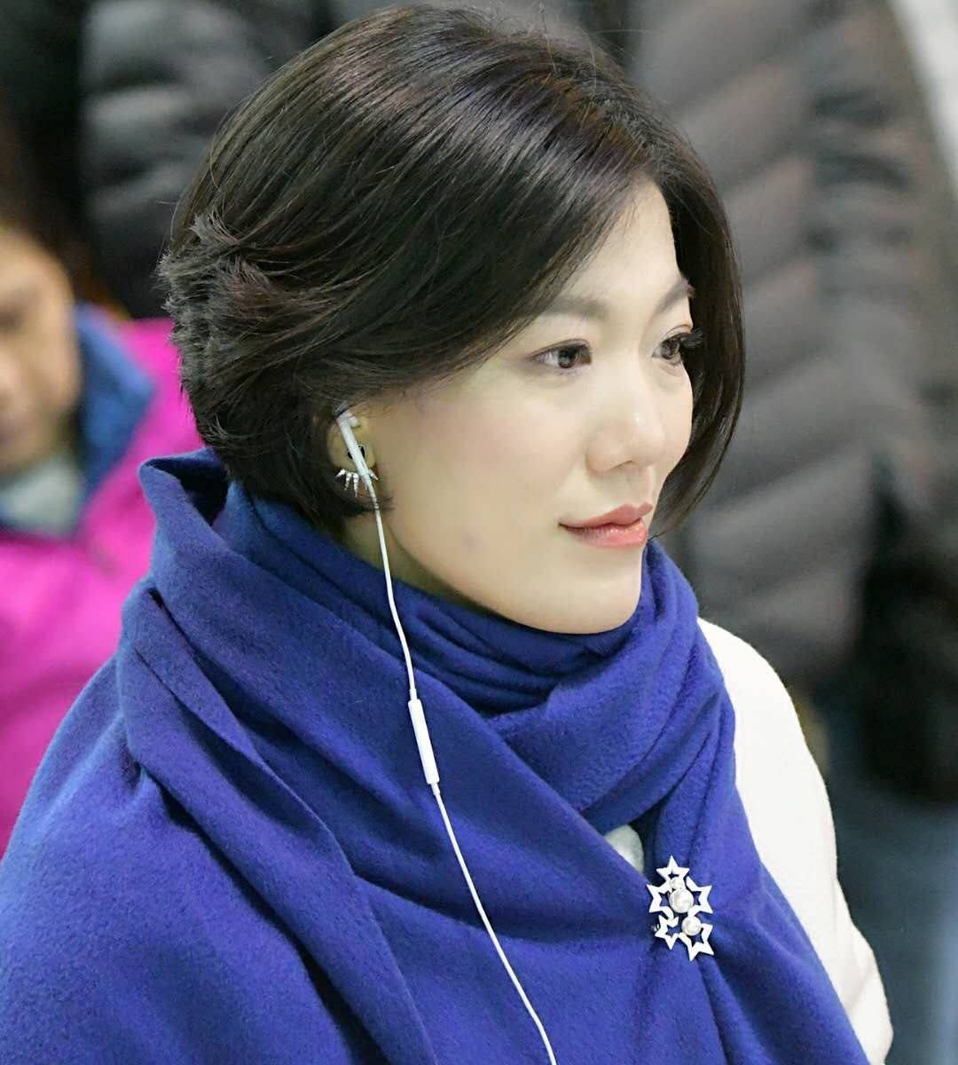 龙婷原是沈阳人,移居香港后成为中国香港的街头表演歌手.