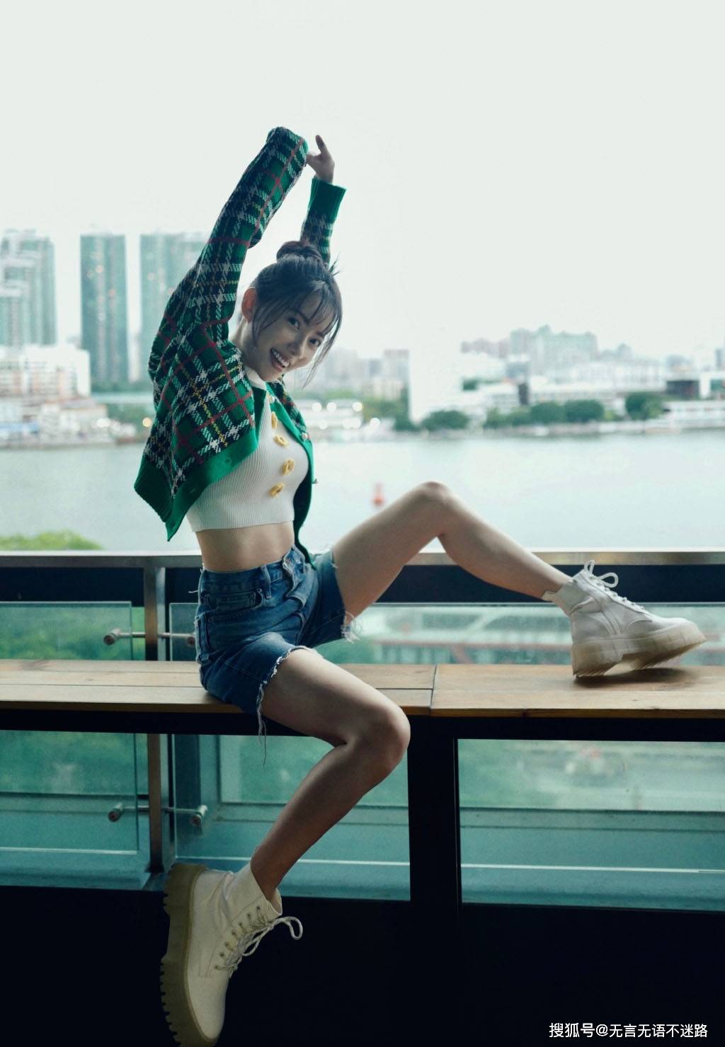 丸子头的刘萌萌少女感十足,甜美俏皮