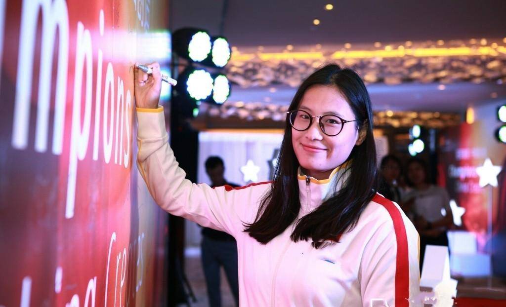 31岁泳坛名将选择复出,曾因傲人身材意外走红,婚纱照更令人羡慕_陆滢