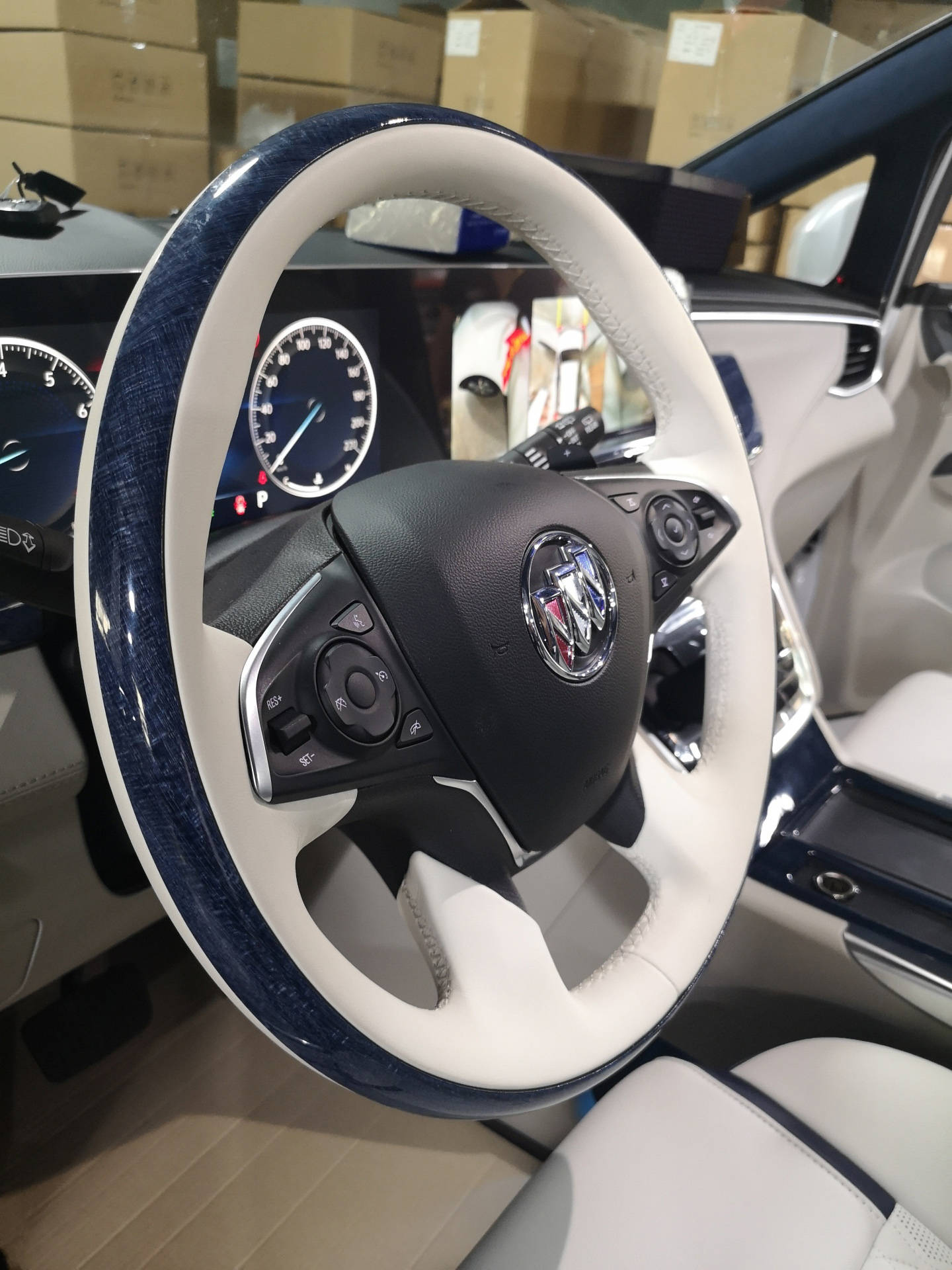 方向盘的设计颜色围绕整车蓝白色的主题,外圈做了实木高光尼斯蓝木