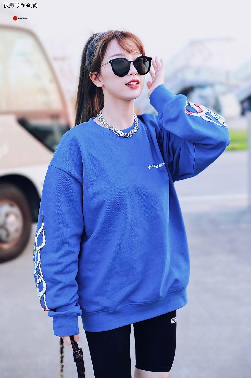 虞书身穿蓝色卫衣搭配高马尾造型元气满满