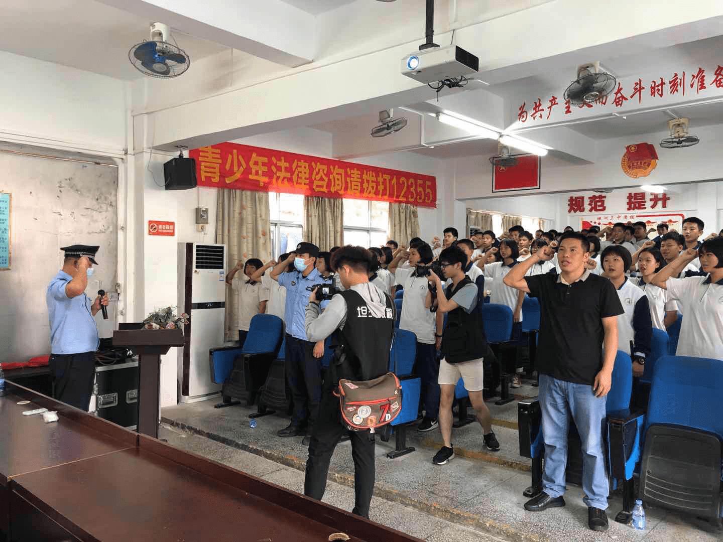 坦洲公安分局社区民警到辖区坦洲镇第三初级中学开展"禁毒第一课"