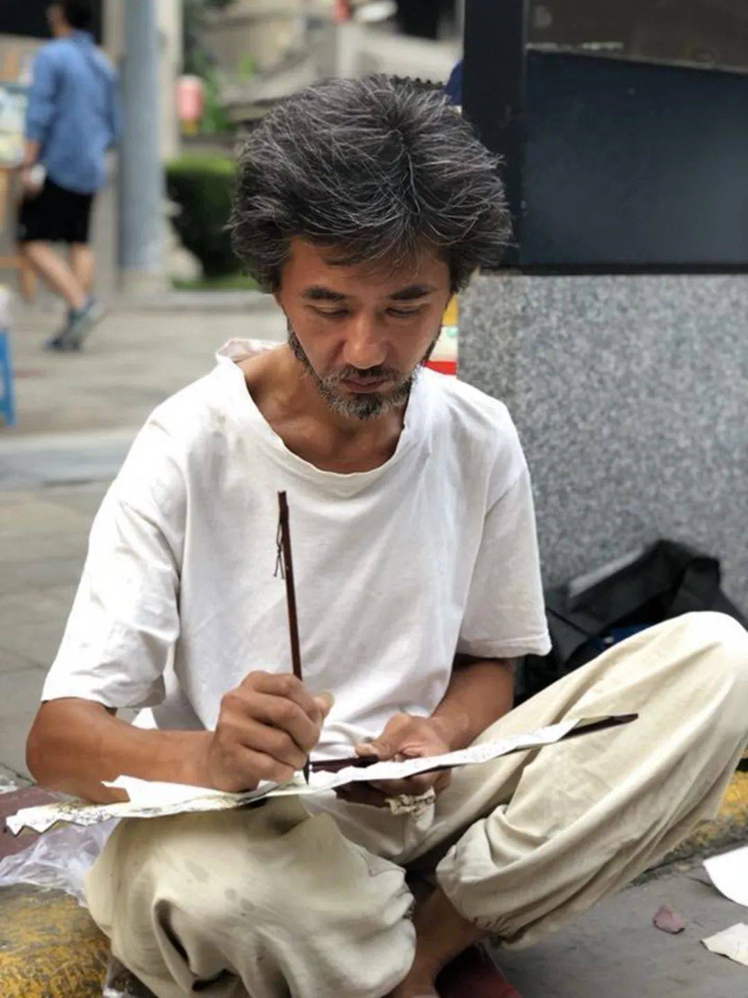 原创西安扇子哥放弃百万收入每天只赚200块艺术要走入百姓