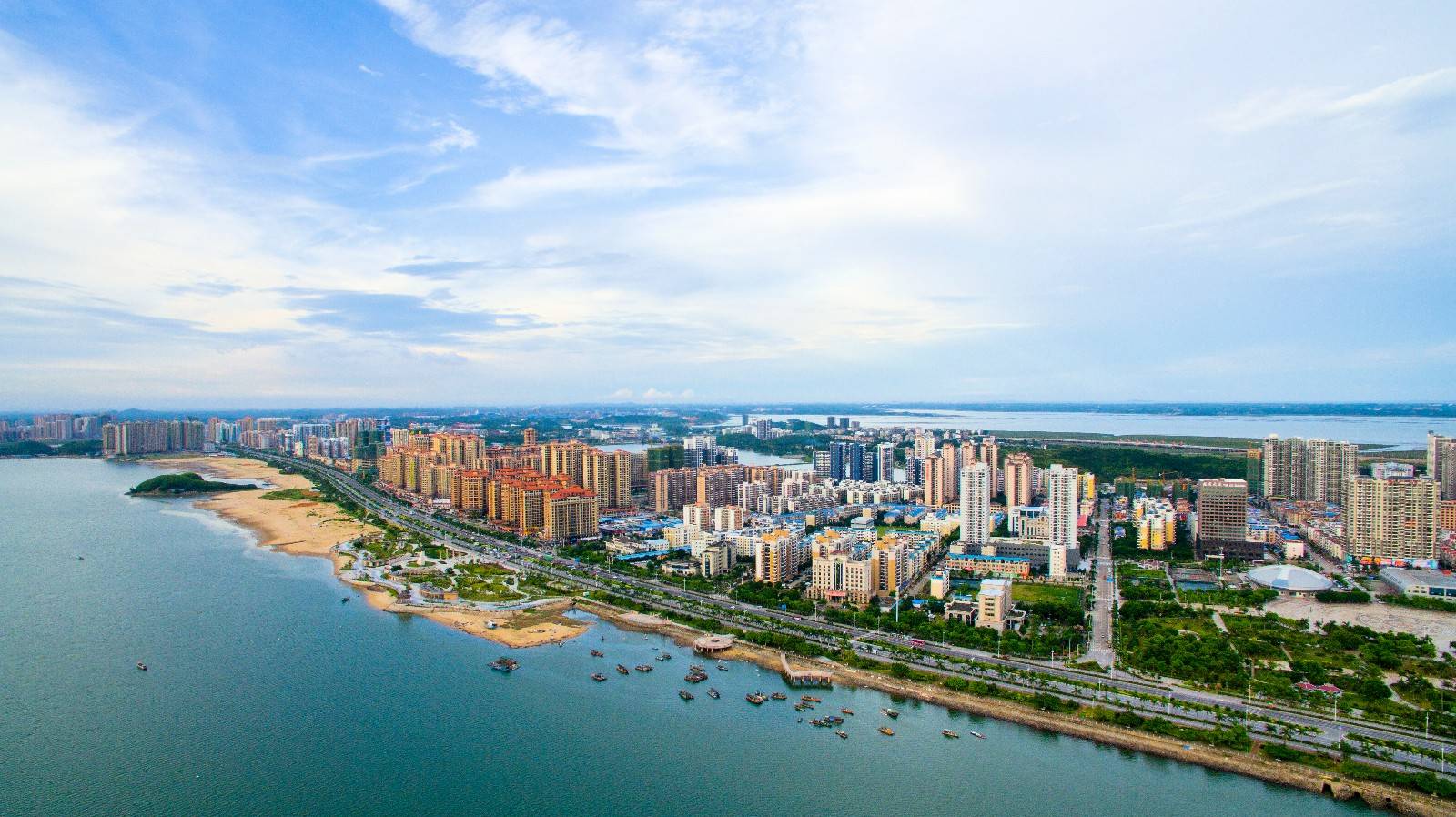 防城港常年阳光充足,雨量充沛,气候宜人,民风淳朴,风光旖旎.