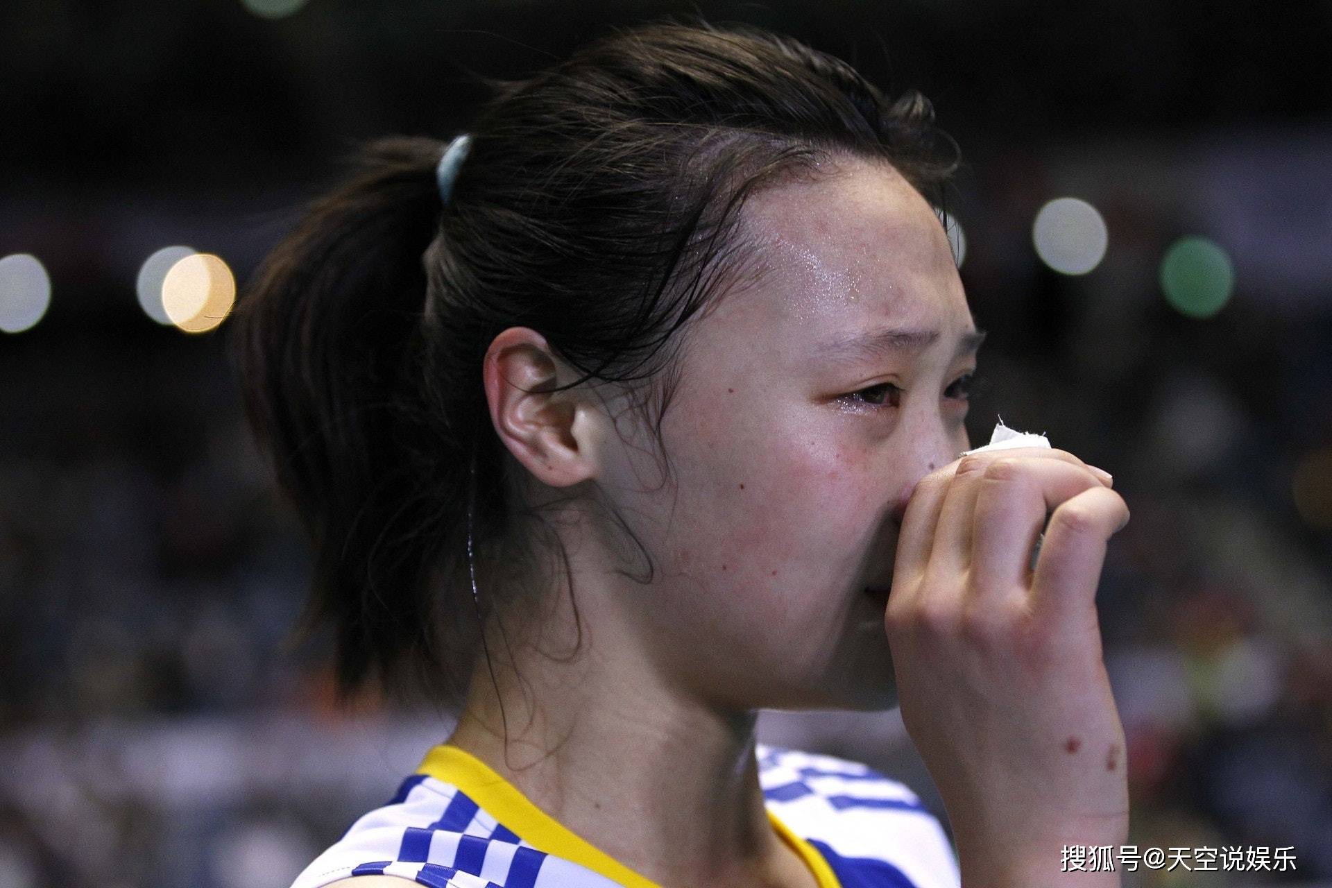 夺冠郎平爱徒惠若琪左肩7根钢钉哭着坚持可能打不到奥运
