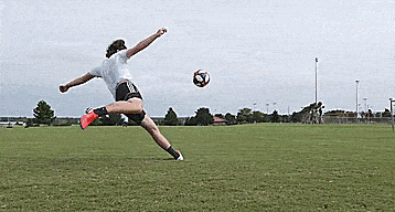 足球基础三种基础长传球技巧