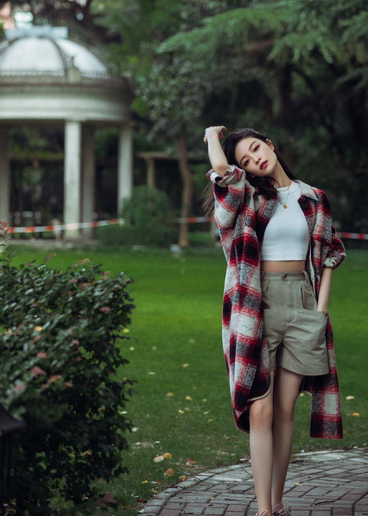倪妮解锁短直发造型白吊带配黑色包臀裙秀优美曲线精致又优雅