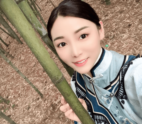 香港美女艺人秦芷瑶在横店参演电影《一眉先生》