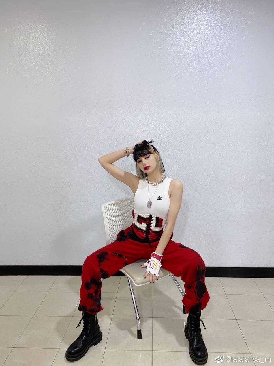 lisa穿白背心搭工装裤造型酷飒 哪吒头配彩钻眼妆又美又a_白色