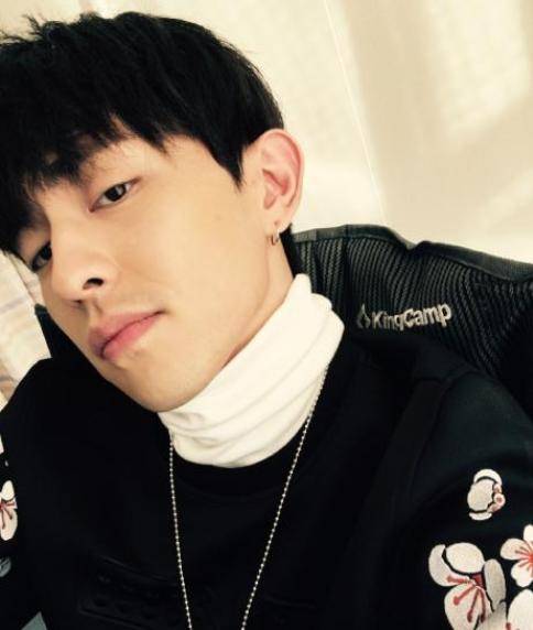 男明星戴耳钉:华晨宇,邓伦各有各的魅力,当看到任嘉伦,撩到了