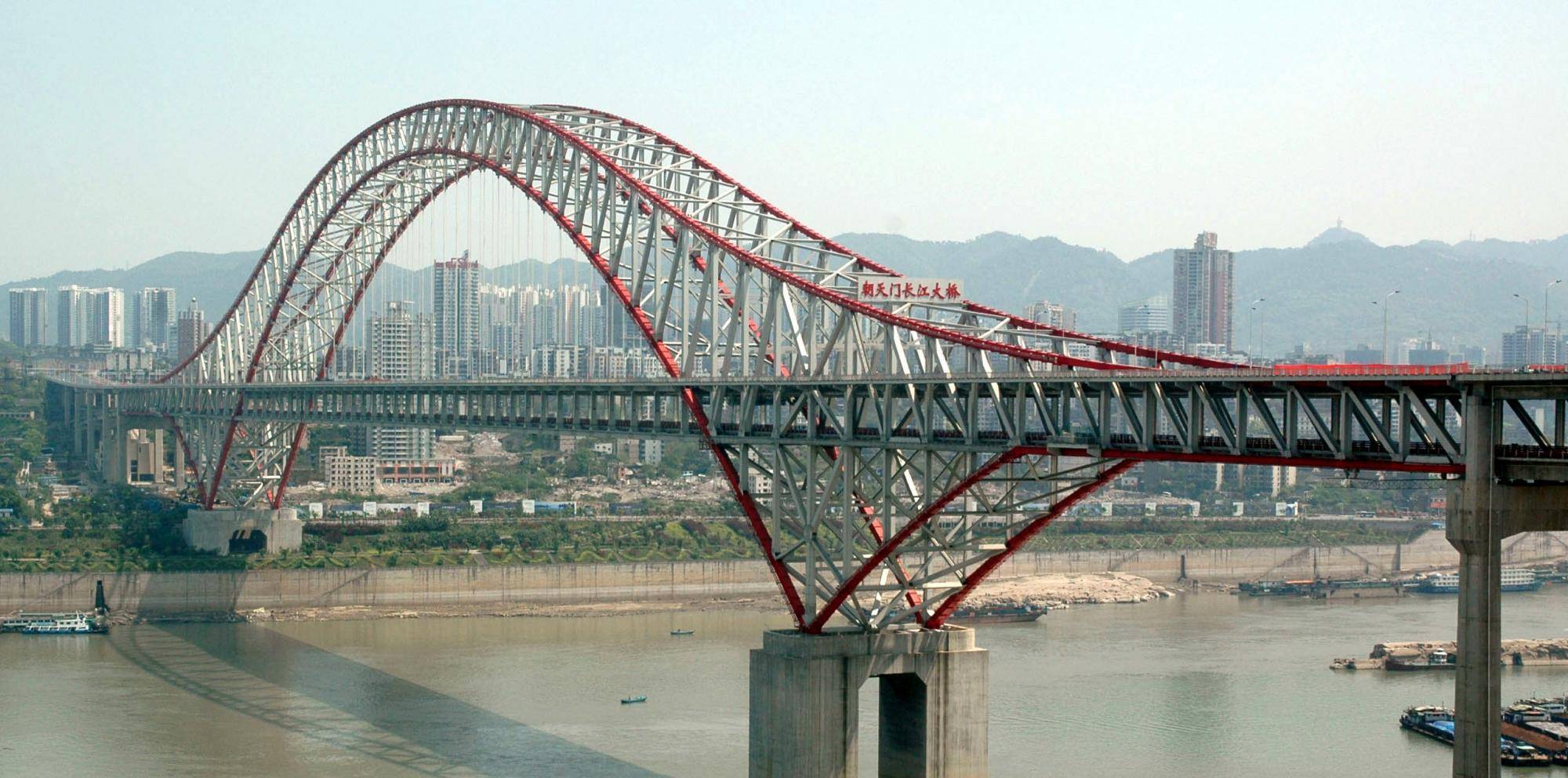 重庆打造的新跨江大桥,是公轨两用桥,下层跑地铁,长6300米