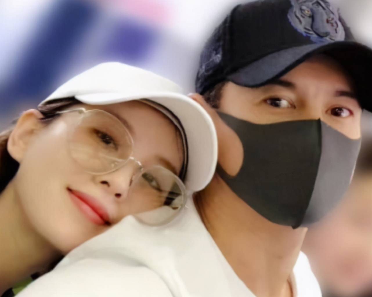 刘诗诗和陈伟霆久违同框,手戴婚戒坐姿豪放,男帅女美超养眼