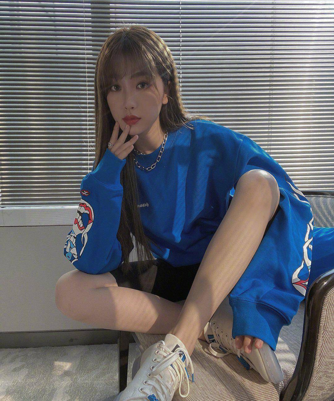 虞书欣才是甜酷女孩,穿大号卫衣配机车裤超帅气,银色项链超吸睛