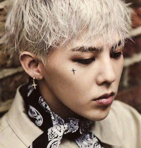 有一种判若两人叫权志龙卸妆了,浓妆完全把他的颜值给遮完了_手机搜狐