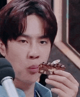 王一博真正的胃口奶膘鼓出大包很淡定不忘手里囤粮吃下一波